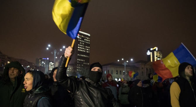 Хиляди румънци излязоха по улиците на Букурещ с призиви за