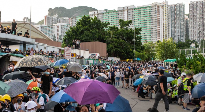 Отделни протести бяха организирани днес на две места в Хонконг,