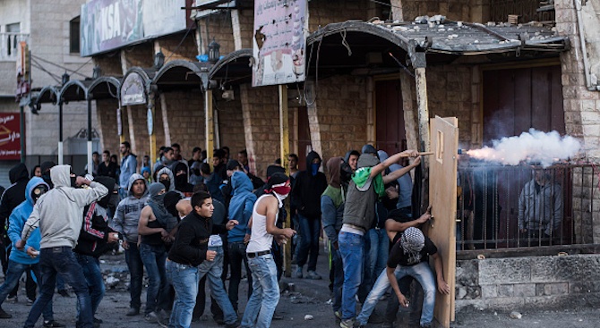 Сблъсъци избухнаха днес между израелски полицаи и палестински богомолци на