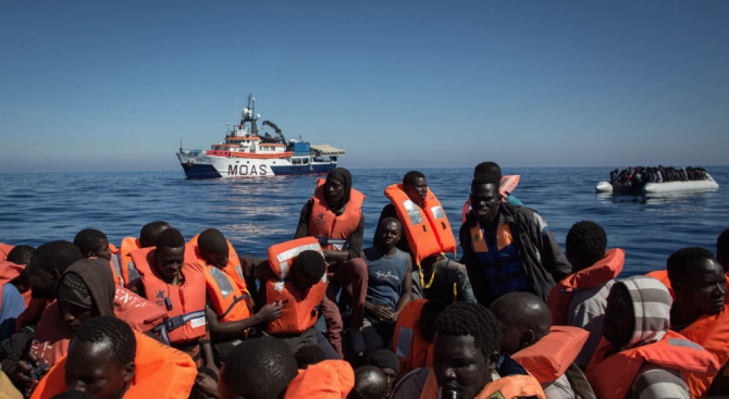Корабът "Оушън вайкинг" прибра днес още 81 мигранти и вече