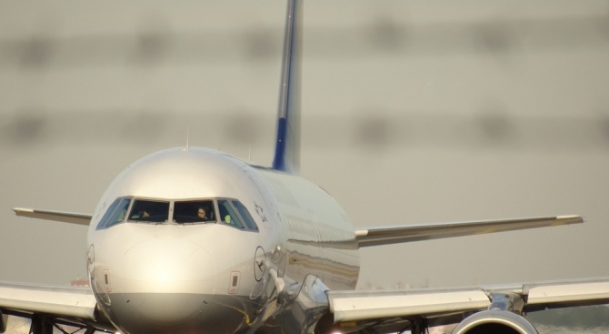 Самолет на авиокомпания "Луфтханза", пътуващ за Шанхай с 370 пътници