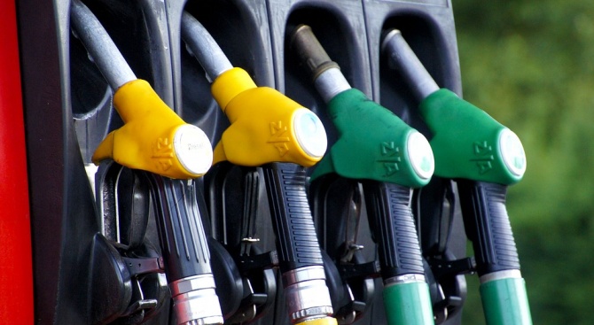 Средната цена на бензина в САЩ е спаднала с 6