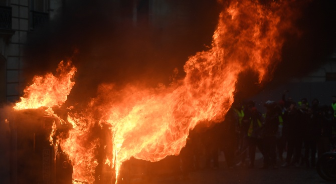 Пожарът, избухнал снощи в района на Атина, е овладян, написа
