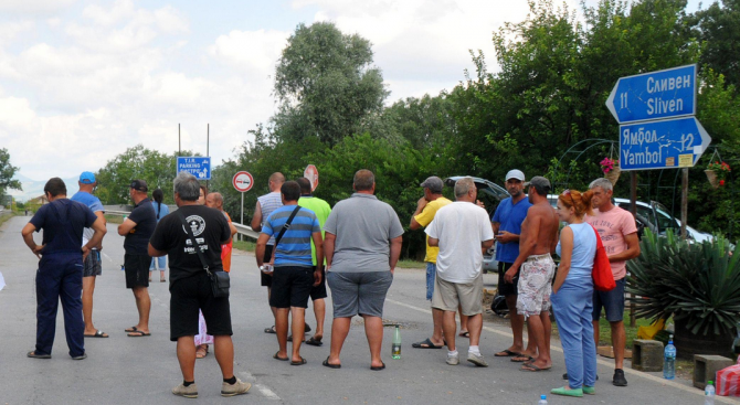 Протестиращите край село Крушаре, които 11 ден блокират пътя Сливен-Ямбол