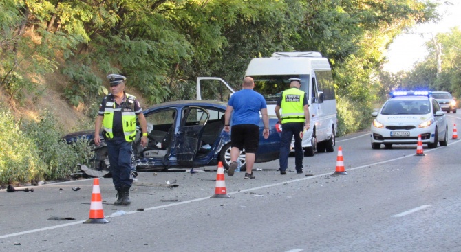 Лек автомобил с румънска регистрация катастрофира в тежкотоварен камион на
