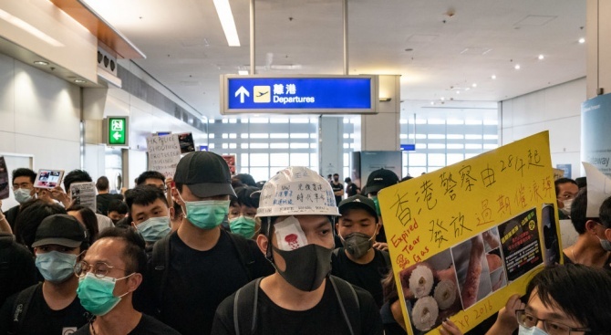 Повечето от демонстрантите в Хонконг са завършили висше образование, близо