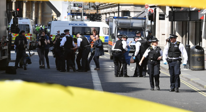 Мъж беше намушкан днес с нож близо до британски правителствени