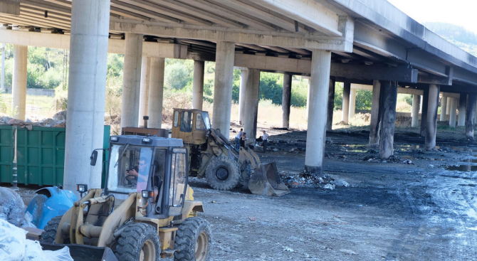 Автомагистрала „Струма” остава затворена поне 2-3 седмици след пожара на