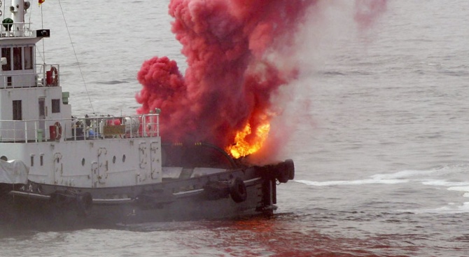 Пожар, избухнал тази сутрин на туристически кораб във втория по