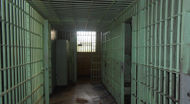 Продължава издирването на двамата затворници, избягали от общежитие към затвора