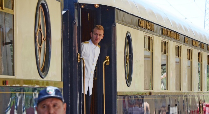 Легендарният влак "Ориент Експрес", който пътува от Париж до Истанбул,