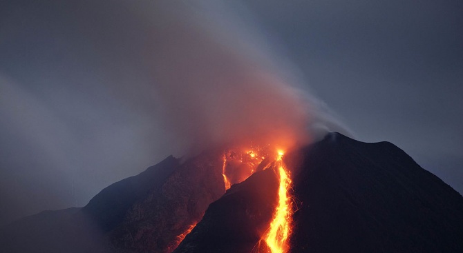 Вулканът на италианския остров Стромболи изригна и предизвика горски пожари,