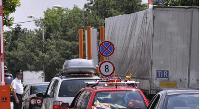 Интензивен е трафикът през граничните пунктове „Калотина“, „Кулата“, „Дунав мост-Русе“