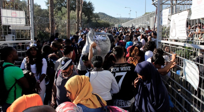 В знак на протест група от 50 мигранти блокира железопътна