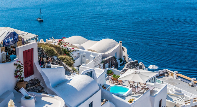 От 1 септември поевтиняват туристическите услуги в Гърция. Това съвпада