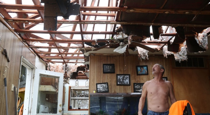 Ураганът Дориан преобърна автомобили, отнесе покриви на къщи и събори
