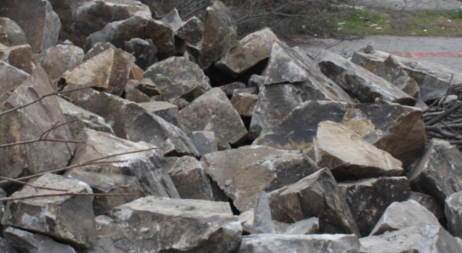 Повишена е опасността от падащи камъни в Кресненското дефиле и