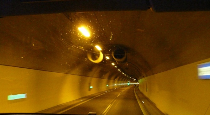Движението по АМ "Хемус" в тунел "Топли дол" в посока
