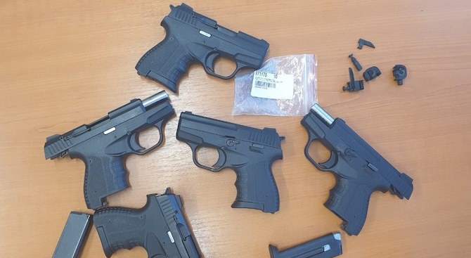 Митнически служители на ГКПП "Капитан Андреево" откриха 5 пистолета, захванати