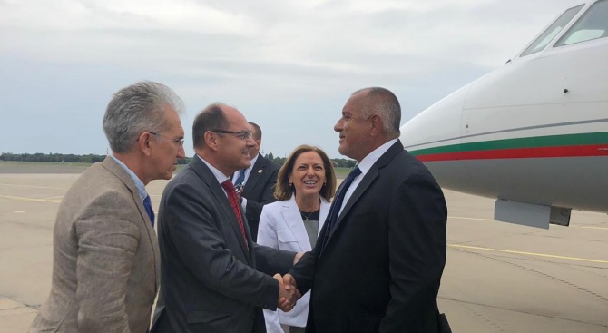 Министър-председателят Бойко Борисов пристигна в Берлин. Той ще бъде почетен