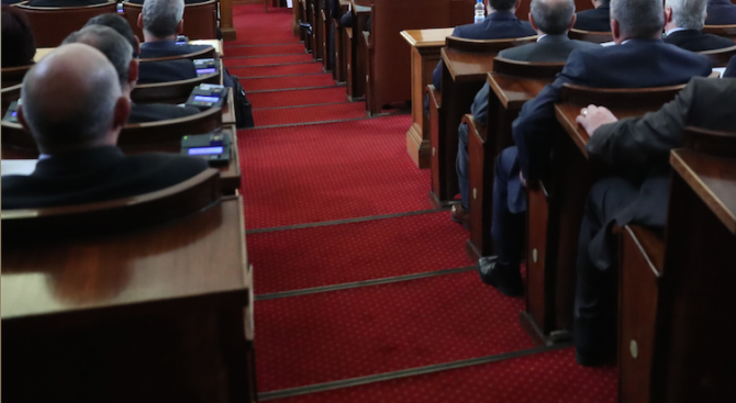 Парламентът прие оставката на депутата от БСП Иван Генов. Гласуването