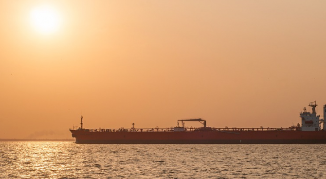 Иранският петролен танкер "Адриан Даря 1" отново е в центъра