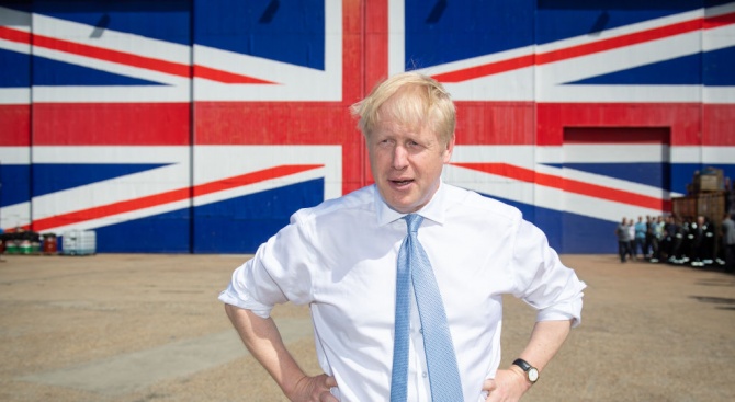 Британският премиер Борис Джонсън, изправен пред мощна опозиция в своята