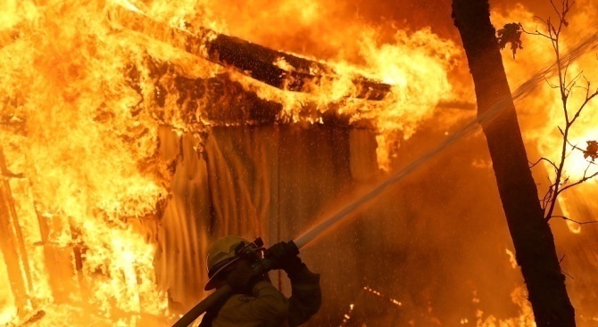 Служители на полицейското управление в Павликени разследват пожар на гараж