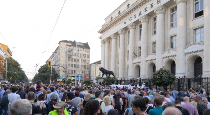 Десетки протестират срещу кандидатурата на Иван Гешев за главен прокурор.