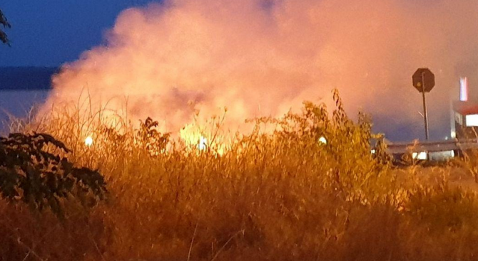 Локализиран е пожарът във вилната зона на септемврийското село Долно