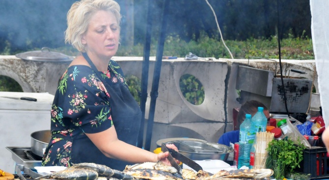Последният трети ден на "Фестивал на рибата и виното" продължава