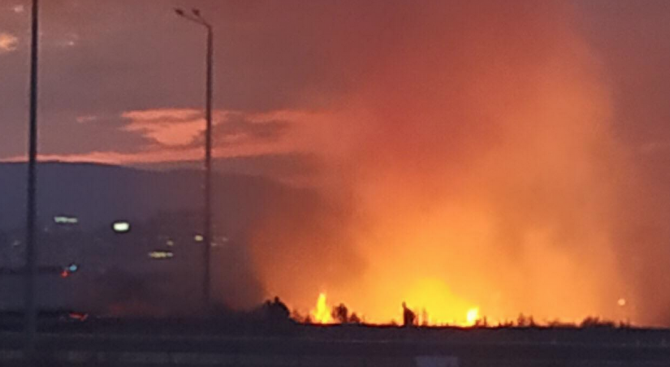 Голям пожар пламна близо до летище София, потвърдиха от МВР