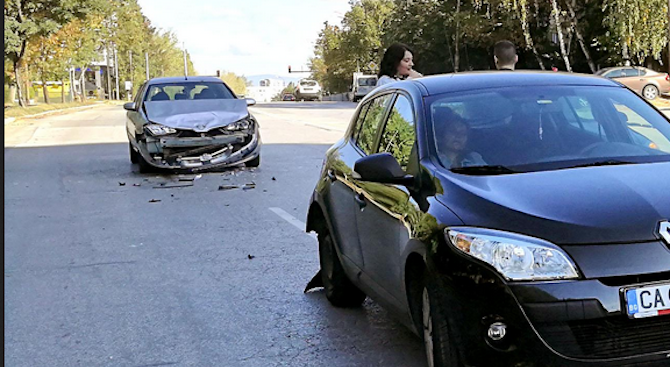Верижна катастрофа с четири автомобила на бул. "Св.Климент Охридски" затрудни