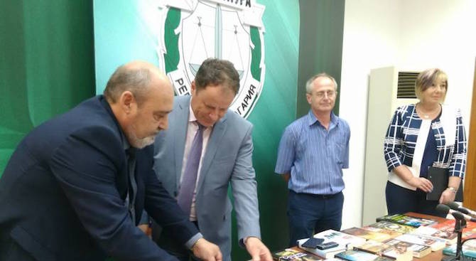 Прокурори и следователи от Бургаския апелативен район дариха българска литература,