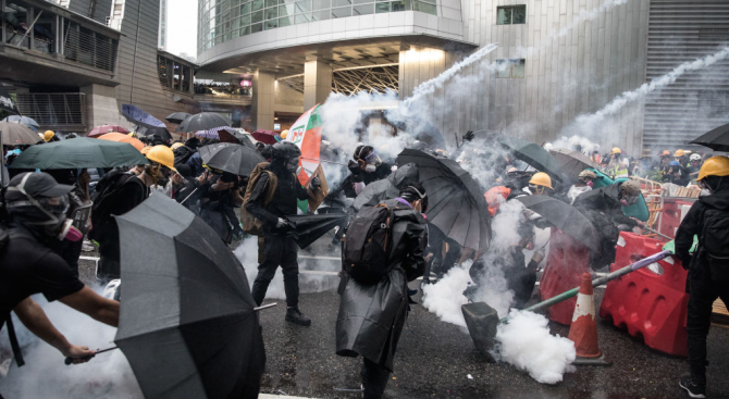 Полицията в Хонконг използва сълзотворен газ срещу протестиращи, събрали се