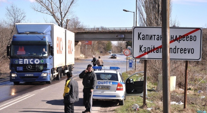 Трафикът към граничните контролно-пропускателни пунктове "Капитан Андреево" и "Лесово" е