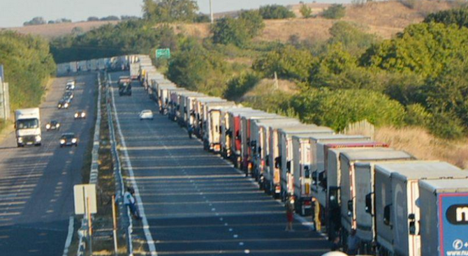 Интензивен е трафикът за товарни автомобили на изход на ГКПП