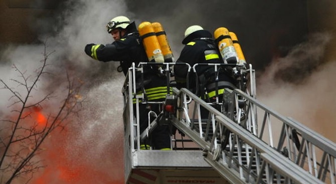 Голям пожар гори във военния завод "Дунарит" в Русе. По