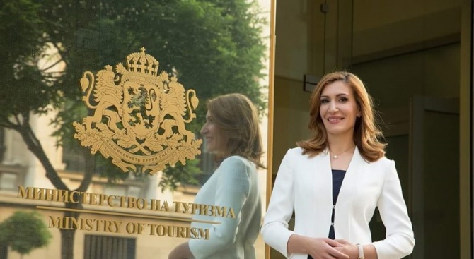 Нейно кралско височество Дана Фирас, принцеса на Йордания, и министърът