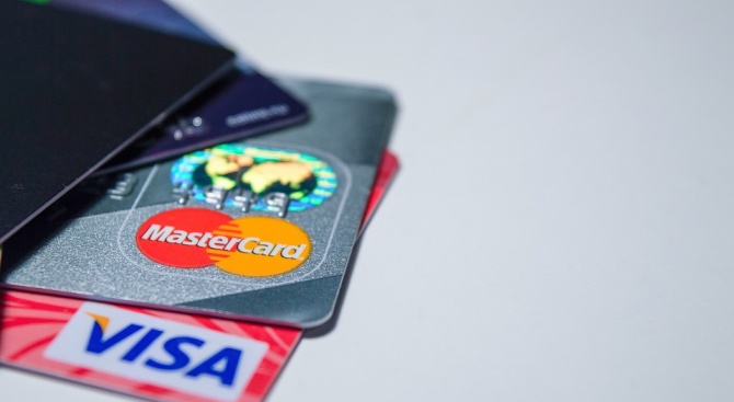 Разплащането с банкови карти отдавна е естествена част от ежедневието