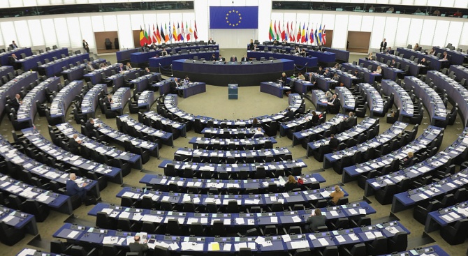 Правната комисия на Европейския парламент потвърди днес решението си от