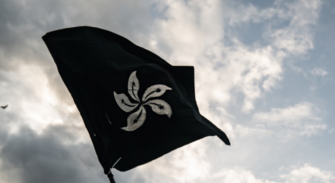Черни знамена са се развели в Хонконг днес, предаде Би
