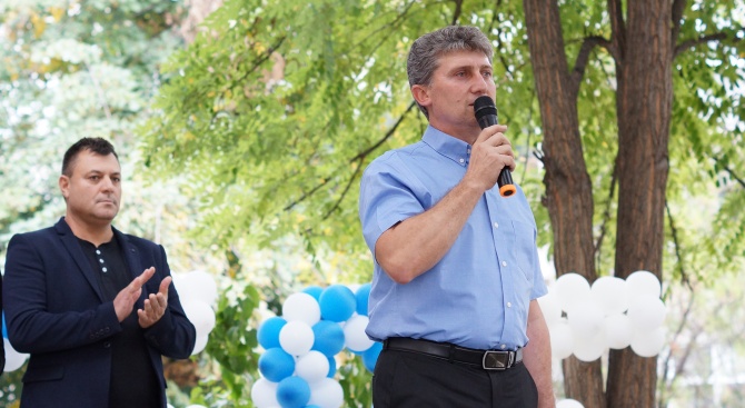 ГЕРБ Раднево откри предизборната си кампания с водосвет пред офиса на