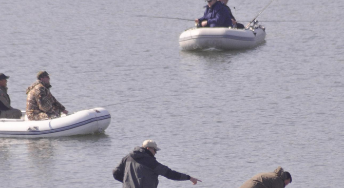Трима бракониери на риба, практикували електроулов в река Огоста, са