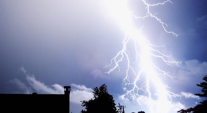 Гръмотевична буря се разрази в Кюстендил. Времето е облачно и