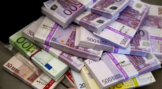 Възрастна русенка дала 30 000 евро на телефонни измамници, съобщават