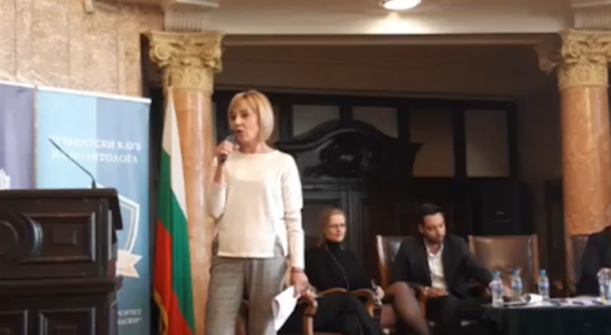 Кандидатът за кмет на София Мая Манолова участва в дискусия