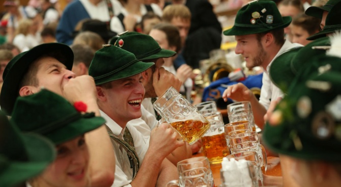 Мюнхенският Октоберфест, най-големият фестивал на бирата в света, приключи днес