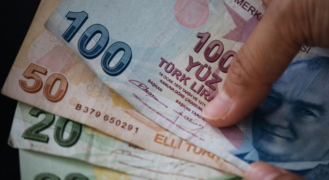 Турската лира поевтинява спрямо долара и еврото по време на