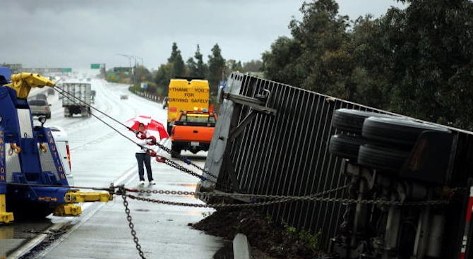 Камион с бира катастрофира на магистрала в Австралия, стотици каси